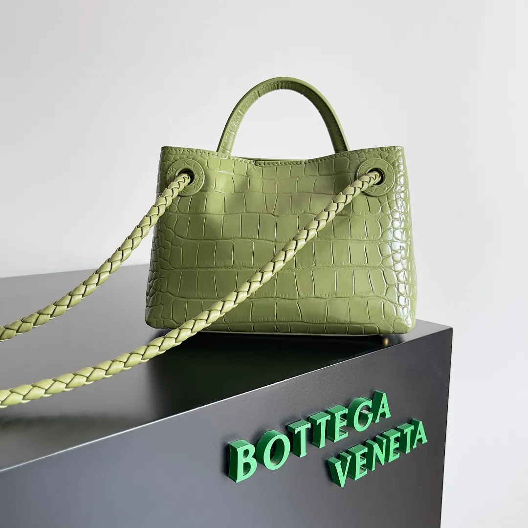 Batch 2880 BOTTEGA VENETA new women's crocodile leather ANDIAMO is shipped! ! ! As a classic model of the BV family, each innovation brings different surprises to fans. There are three ways to carry it with different makeup. Crocodile skin is called the gold in leather and is famous for its top luxury and rarity. During use, the luster of the crocodile skin will not fade or fade with time. No matter how long it is used, it will still remain new. And because each crocodile skin is different, the effect of each crocodile leather bag is different. Style number: 777614 Size: 22*9*15.5cm